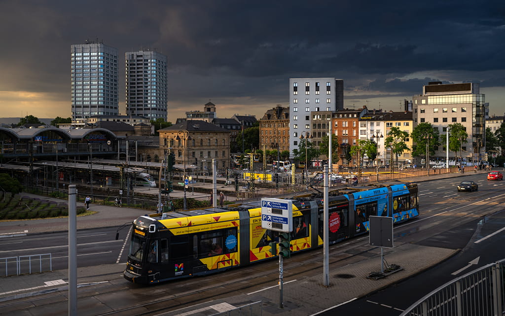 Foto von einer Straßenbahn auf der Alicenbrücke in der Dämmerung