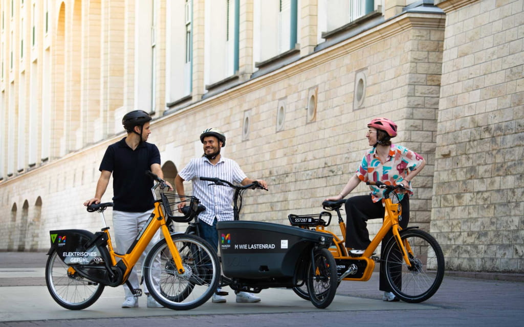Foto von allen Radtypen mit Menschen, die hinter den Rädern stehen