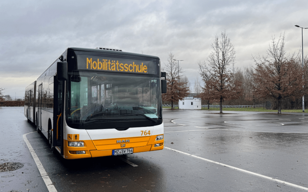 Bild eines Busses mit der Aufschrift Mobilitätsschule
