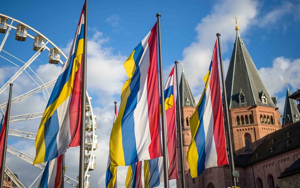 Fahnen in den Fastnachtsfarben wehen im Wind